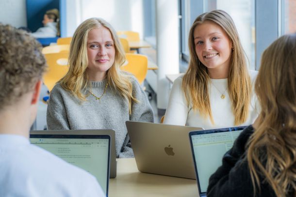 Fire elever sidder på gangen i gruppearbejde